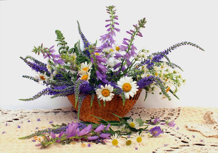 kwiaty - 2018Nature___Flowers_Basket_of_beautiful_wildflowers_on_a_gray_background_122874_.jpg